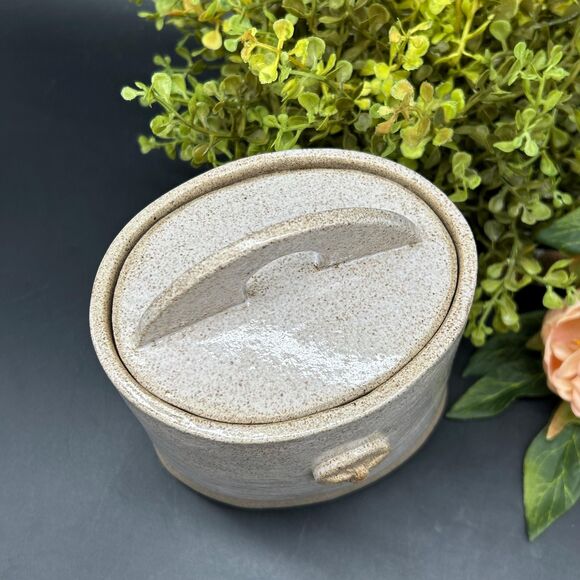 Vintage Pottery Bee Canister Lidded Jar Artisan Made signed - Picture 3 of 7